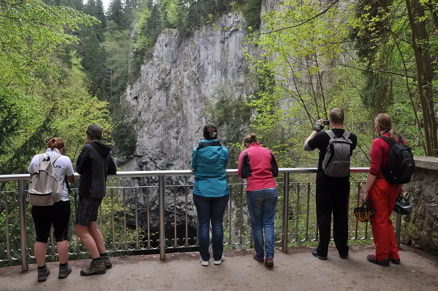 Turisté na Dolním můstku nad propastí Macocha