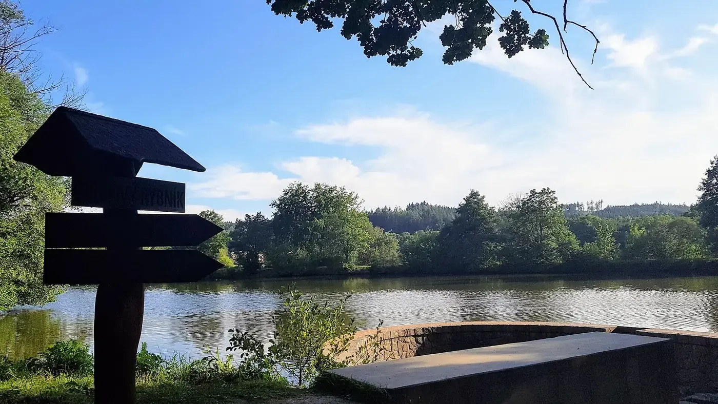 Teich Vrbovský rybník in Jedovnice