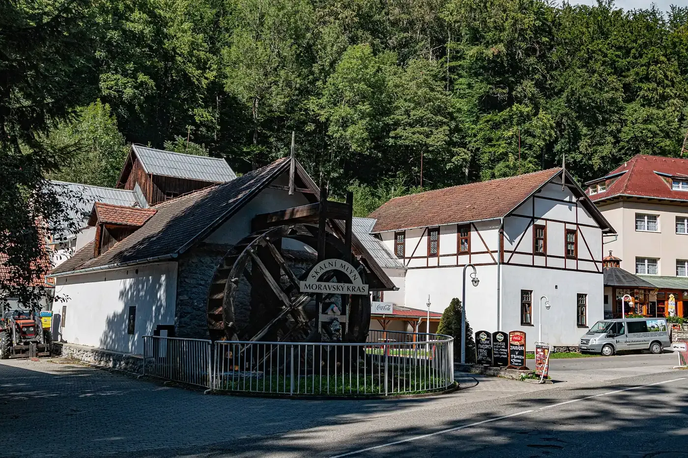 Hotel Skalní mlýn mit Mühlrad, Ausgangspunkt zu den Punkevní-Höhlen