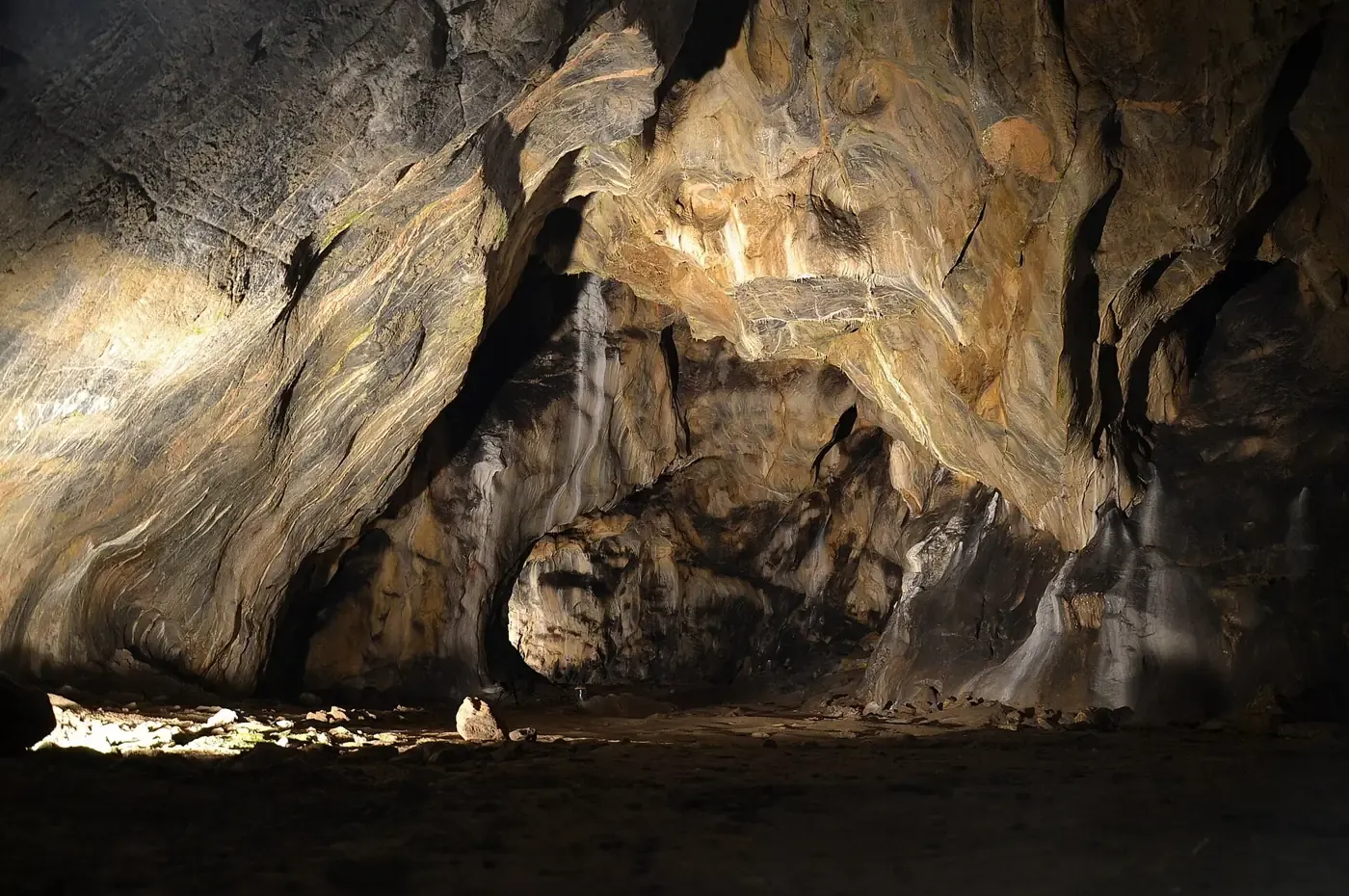 Hauptdom der Kateřinská-Höhle mit beleuchteten Felswänden