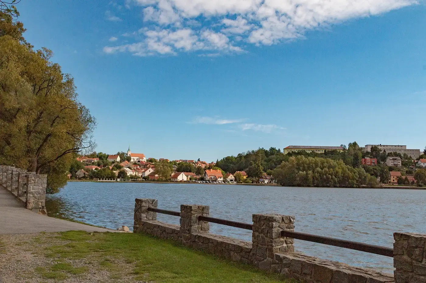 Rybník Olšovec v Jedovnicích s nábřežím