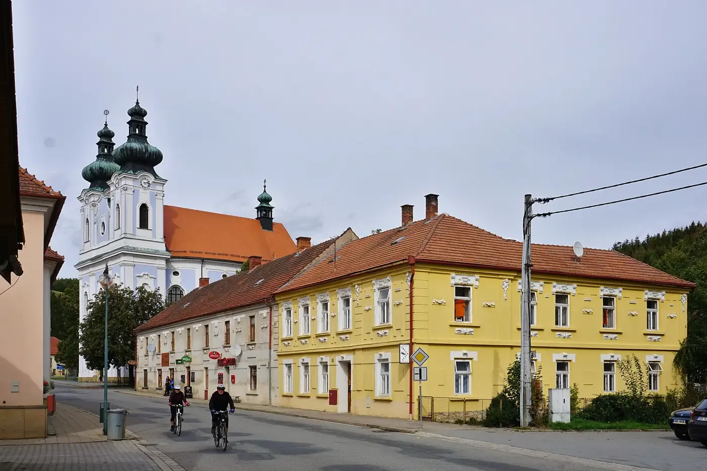 Ulice ve Sloupu s poutním kostelem Panny Marie Bolestné