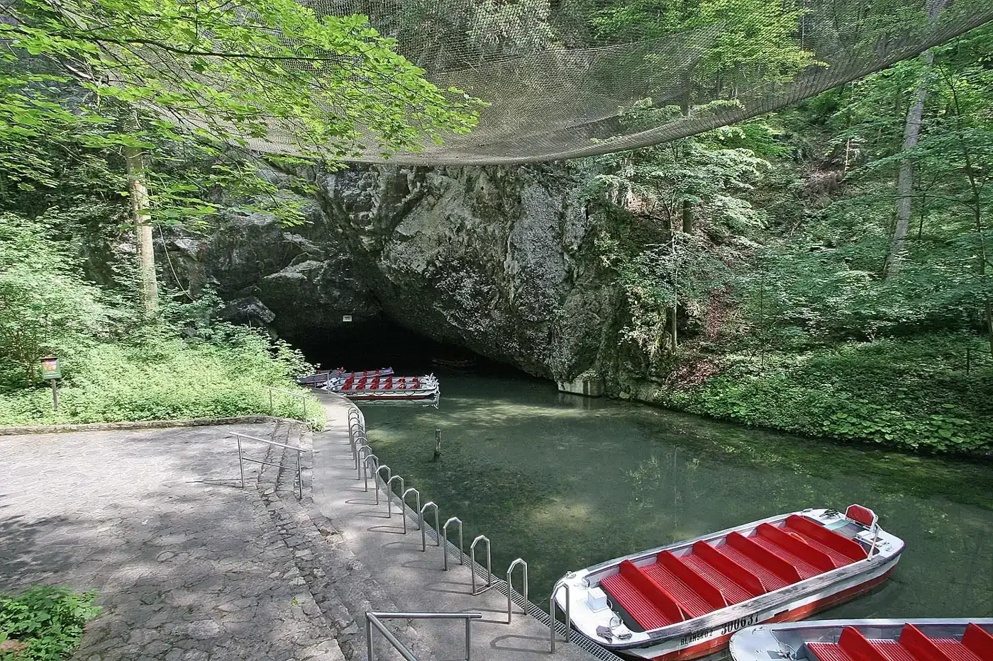 Přístaviště s červenými loďkami u východu z Punkevních jeskyní