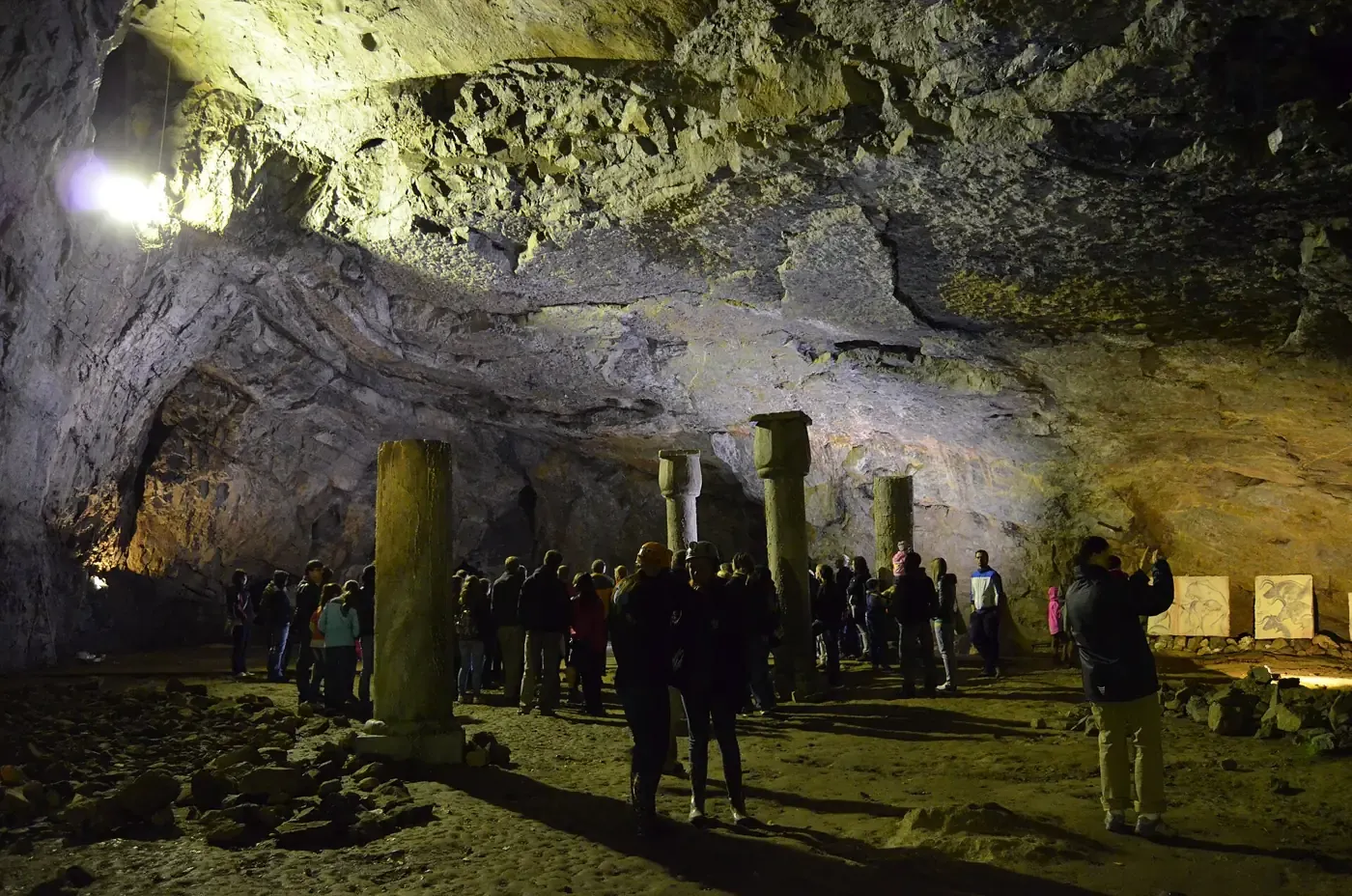 Vorraum der Höhle Býčí skála