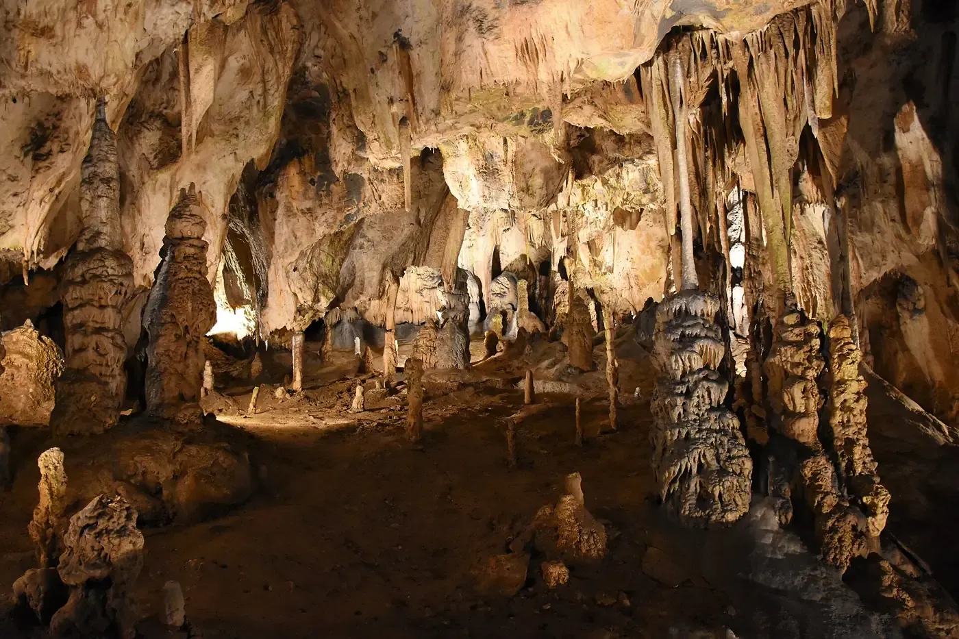 Tropfsteine in der Eliška-Höhle, einem Teil der Sloupsko-šošůvské-Höhlen